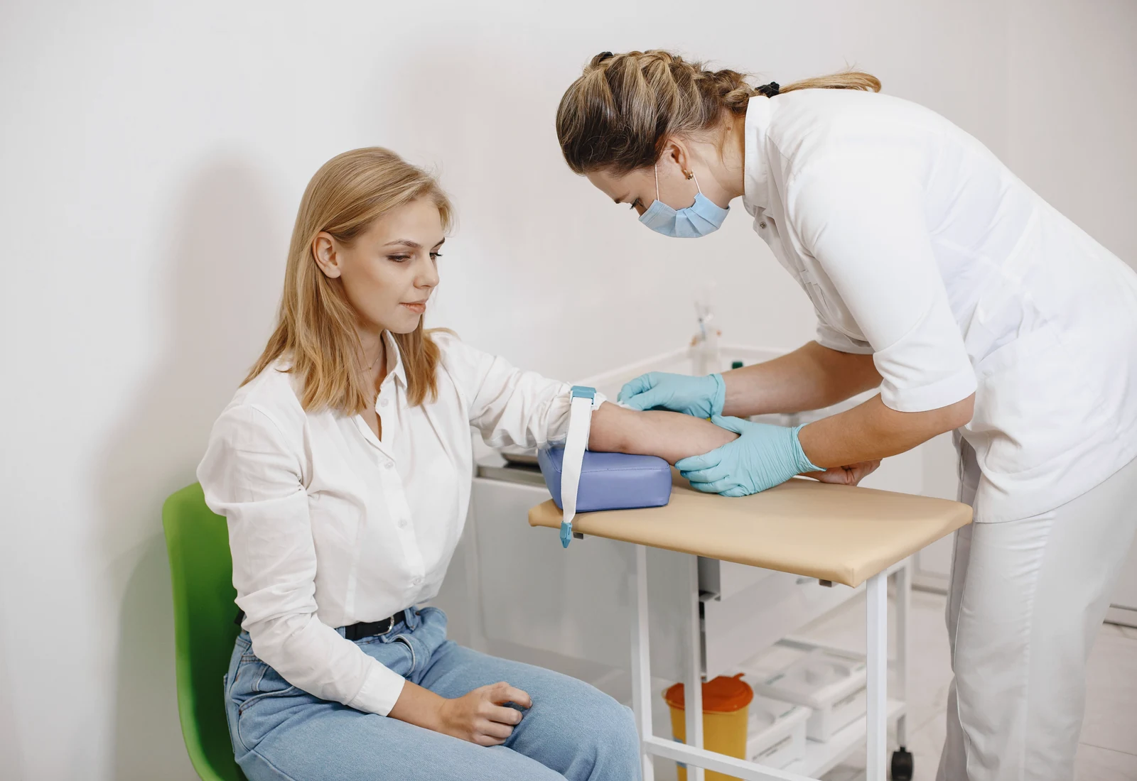 Extracción de sangre en un entorno clínico