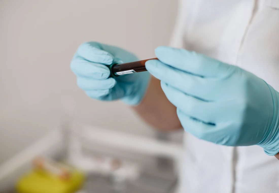 Trabajo de laboratorio con tubos identificados